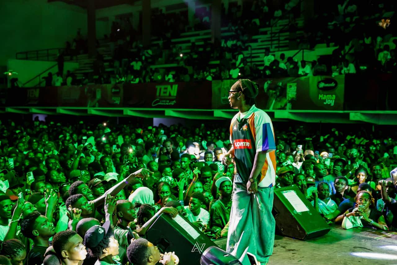 Teni and The Entertainers Live - Photo 6