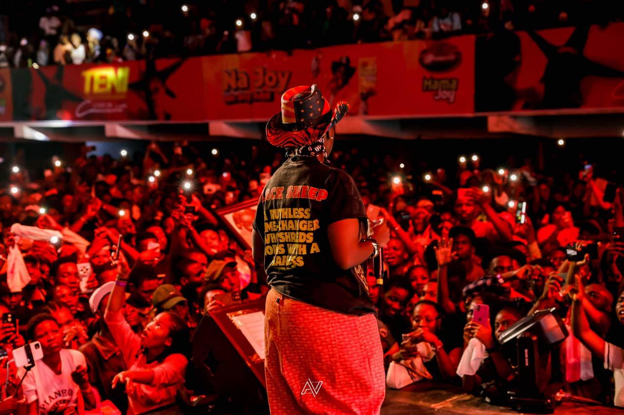 Teni and The Entertainers Live - Photo 7