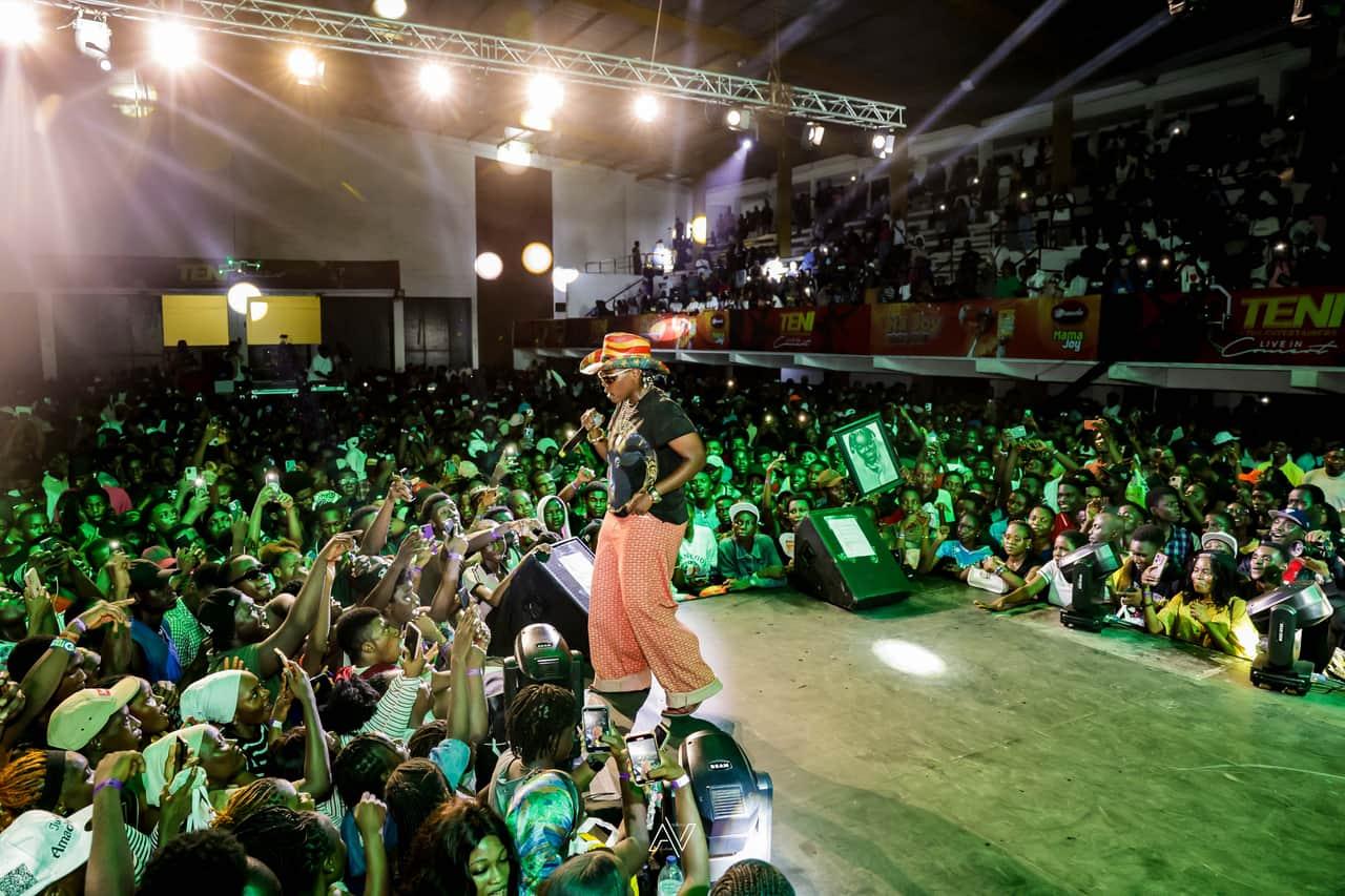 Teni and The Entertainers Live - Photo 8