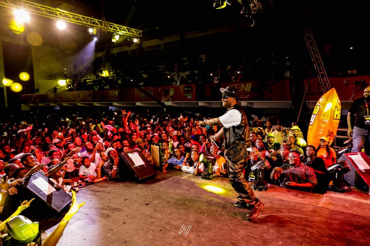 Teni and The Entertainers Live - Photo 9