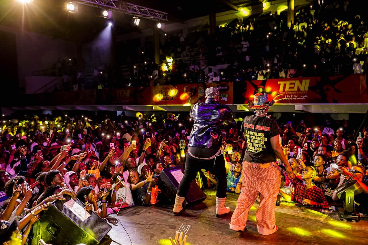 Teni and The Entertainers Live - Photo 10