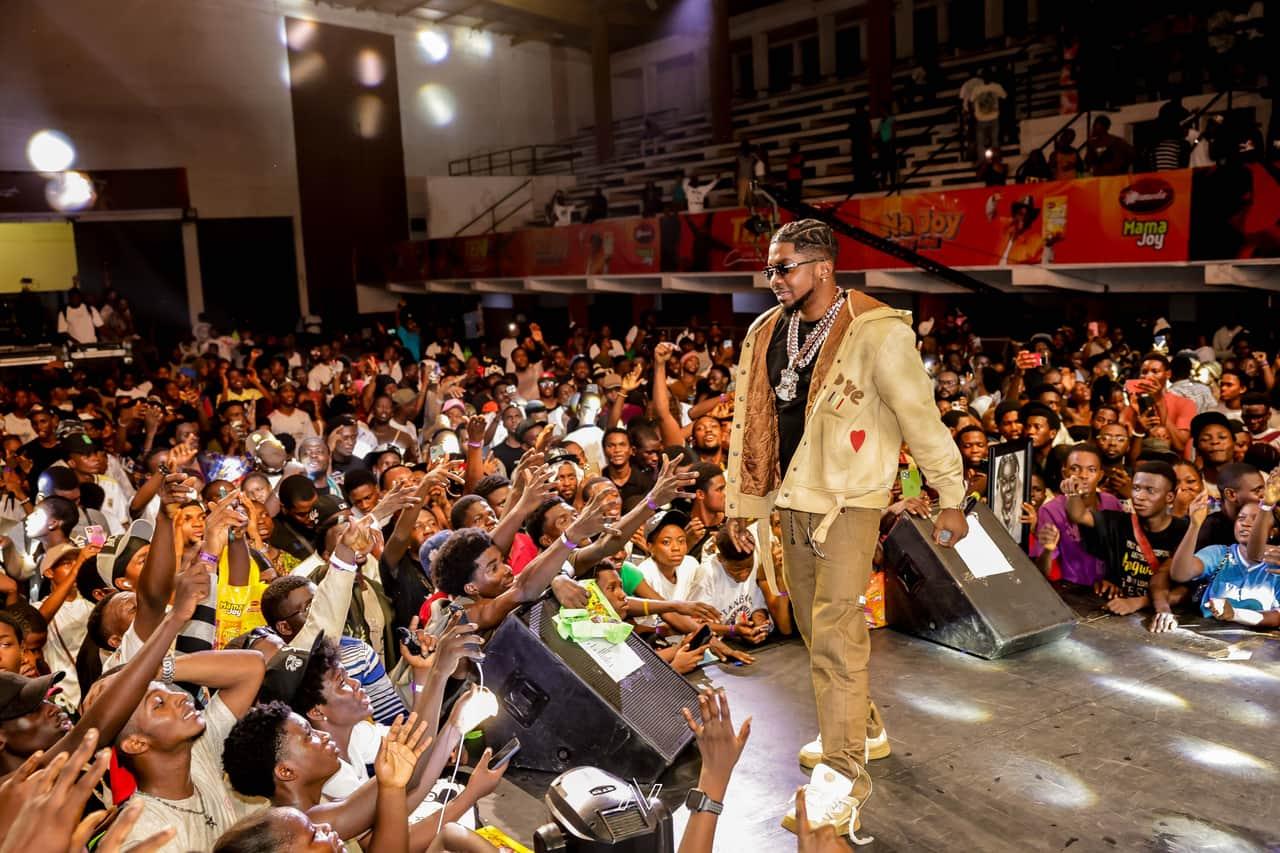 Teni and The Entertainers Live - Photo 11